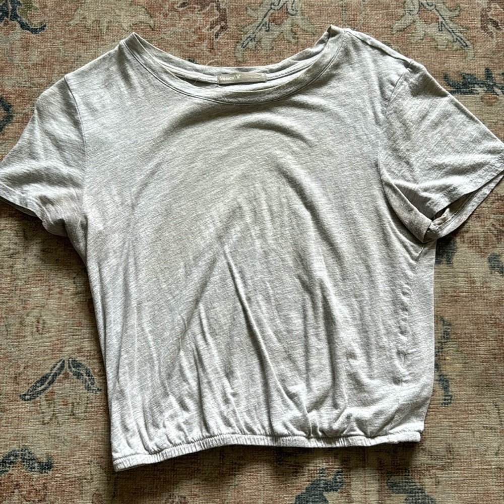 Gray women’s cropped tee
